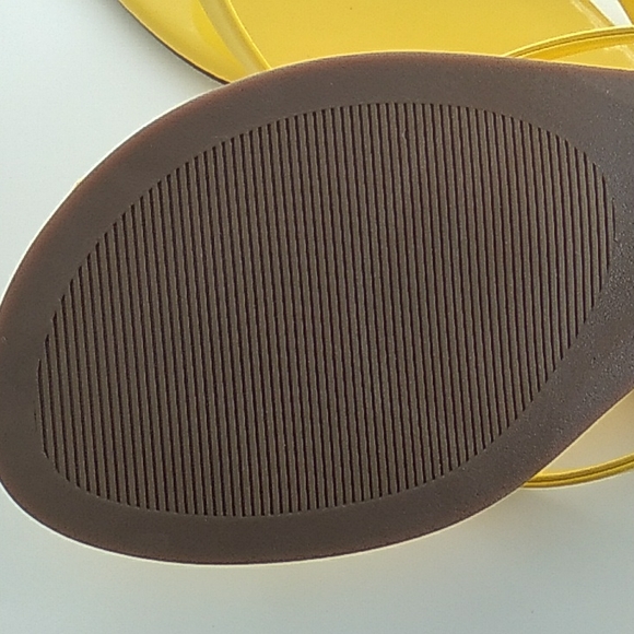 Womens Patent Leather Yellow Summer Sandal Sizes 5.5-9 New in box - Picture 2 of 3